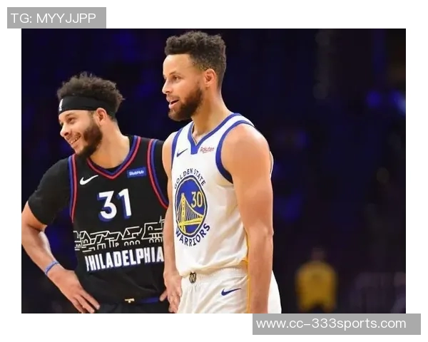 库里赛后与普尔和卢尼深情拥抱展现勇士团队精神永远的家人情谊